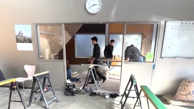 専用の倉庫から職人が貼ったサンフットを出荷