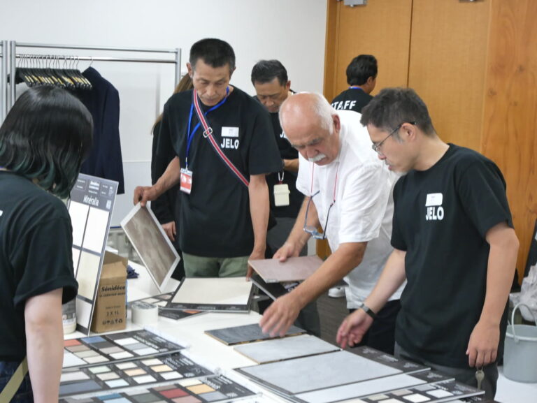セニデコのブース 漆喰とペイントもDIYで。本社のテリー社長も来日