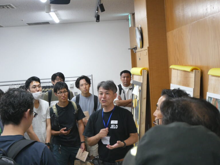 壁紙DIYについて解説する小池氏