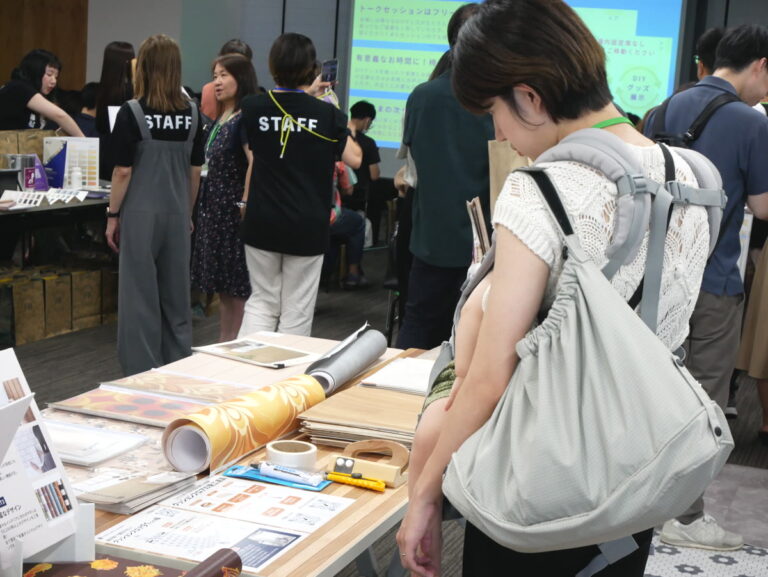 イージーウォールテープを手に取る参加者