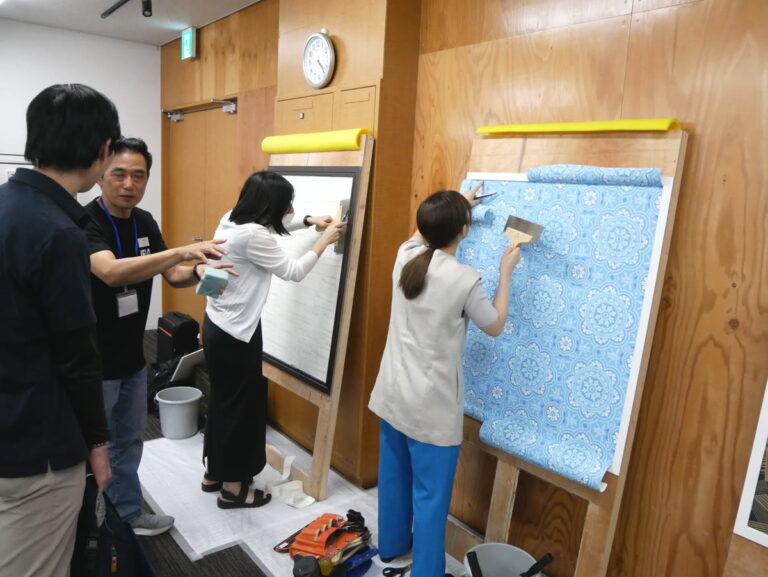 壁紙の貼り方体験も盛況