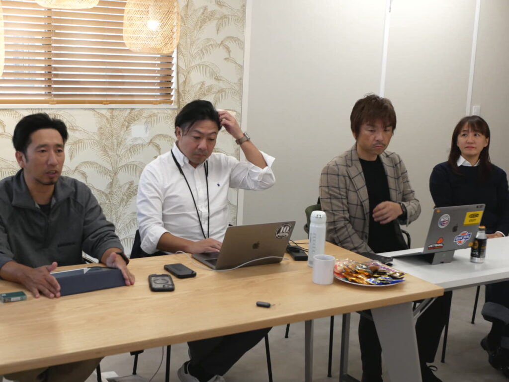 内装業界のトレンドや新商品についてのディスカッションの様子